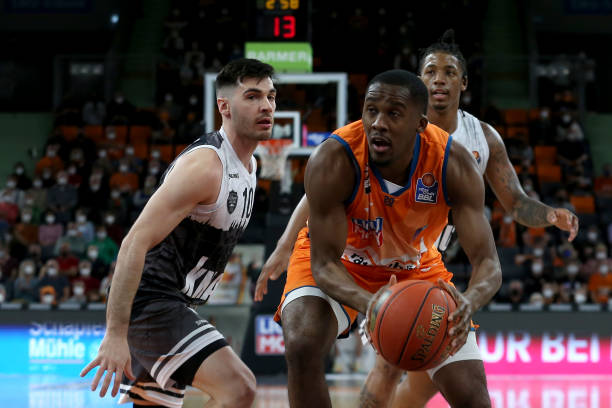 动情时刻，若塔遗孀和父母看到狼队球迷对若塔的致敬感动落泪