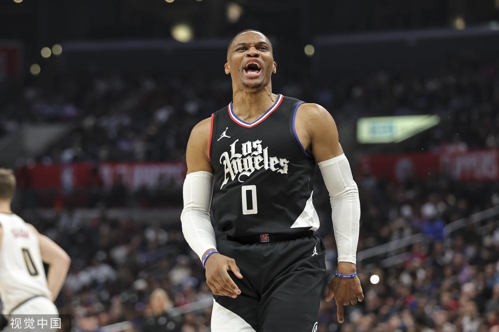 新规！刘殿座手持球超8秒 裁判吹停比赛示意国安罚角球